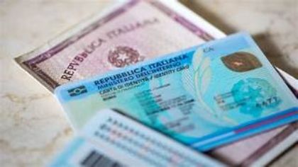 Carta d’identità: dal 3 agosto 2026 addio al formato cartaceo per i viaggi
